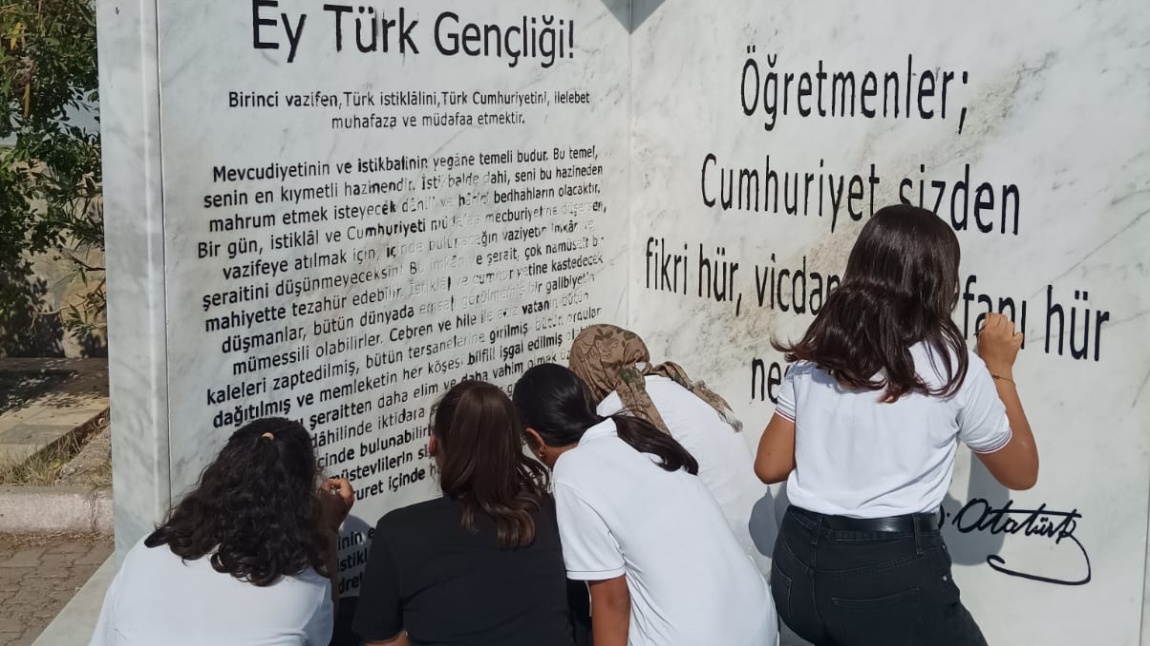 Öğrencilerimiz Atatürk Büstündeki Yazıları Yenilediler